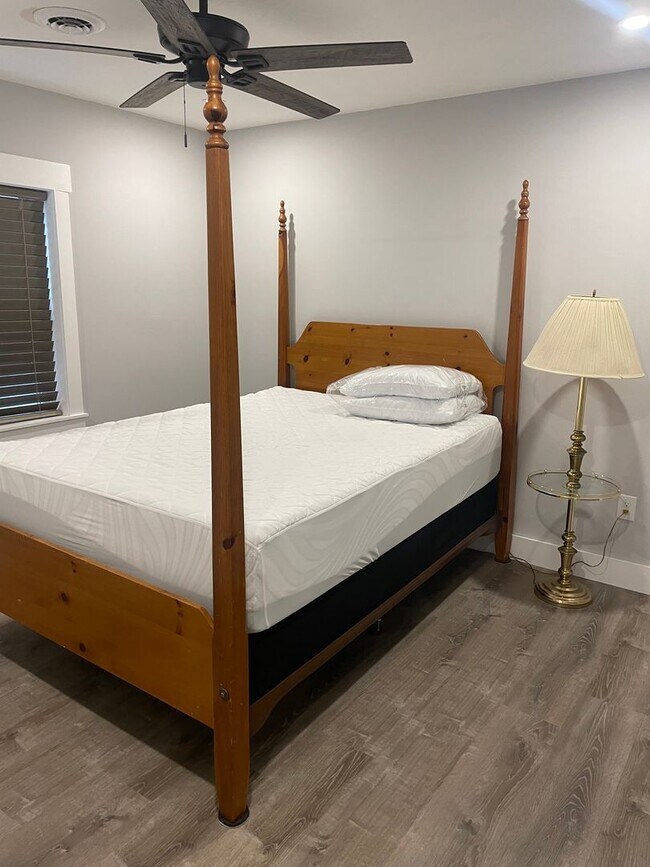 Building Photo - Knoxville 37914 - Adorable 2 bedroom, 1 bath home - Contact Lisa Vineyard and Shannon Russell (86...