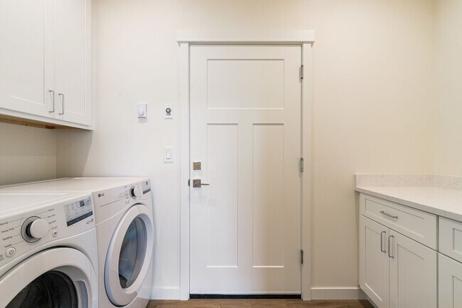 Building Photo - Halleck Townhomes Triplex