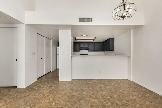 Building Photo - REDUCED RENT!!! 3 bed 2 bath condo, Alma School and Elliot