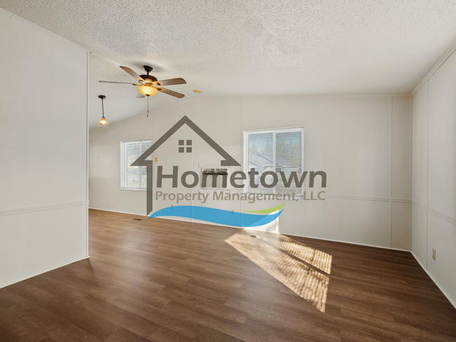 Building Photo - 2 Bedroom 1 Bathroom Home with Off-Street ...