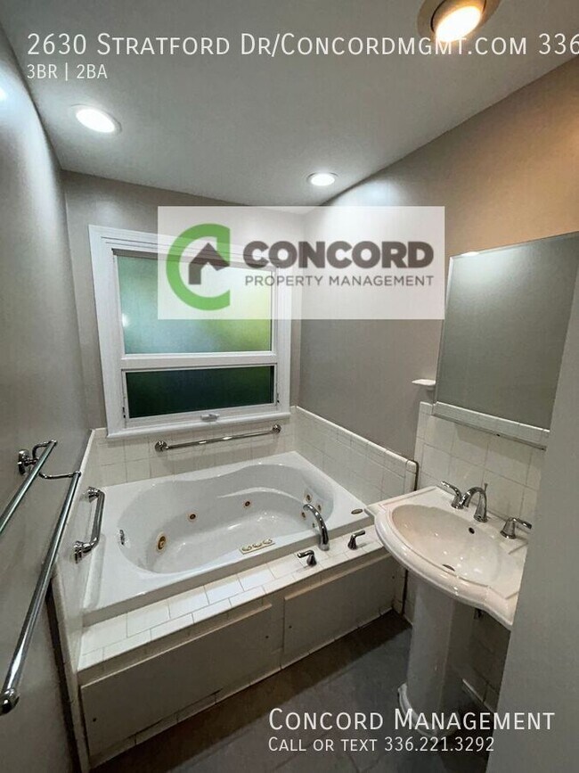 Building Photo - 2630 Stratford Dr