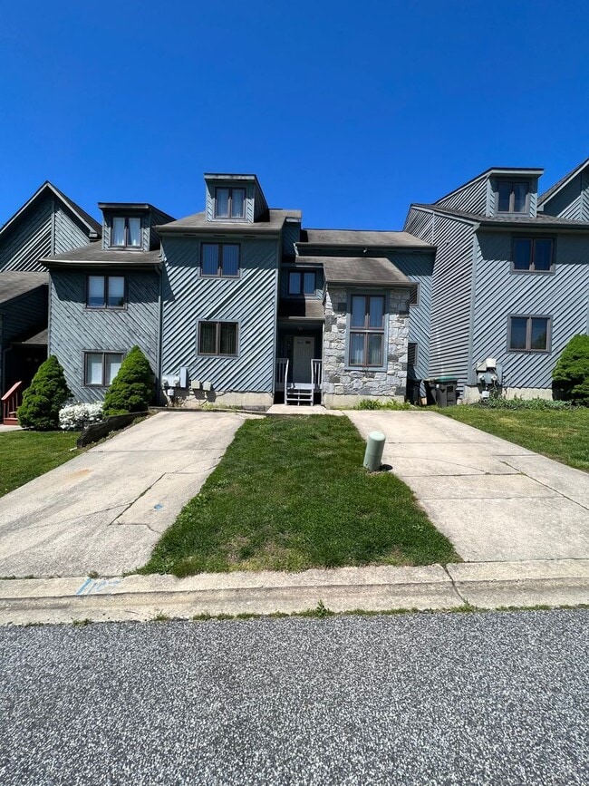 Building Photo - 105 Foxfire Dr