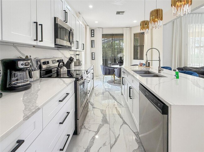 Building Photo - 530 Orista Dr