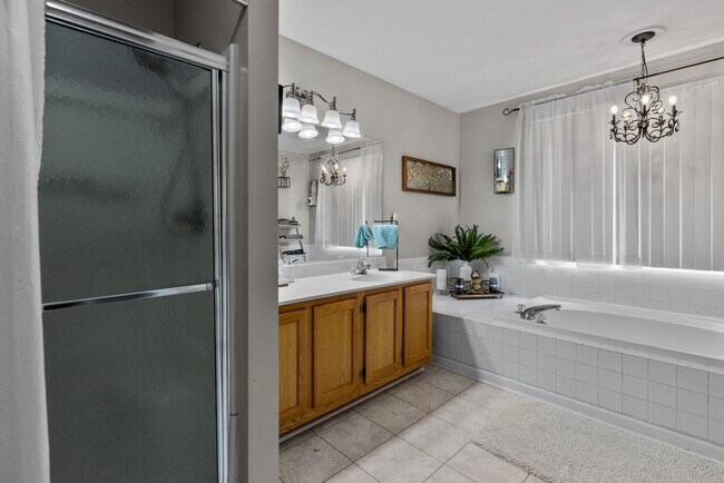 Building Photo - Luxurious 5-Bed, 2.5-Bath Home with Solar Panels in Newport News