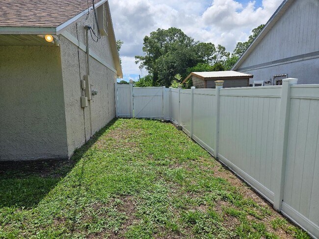 Building Photo - 1040 Big Horn Cir NW