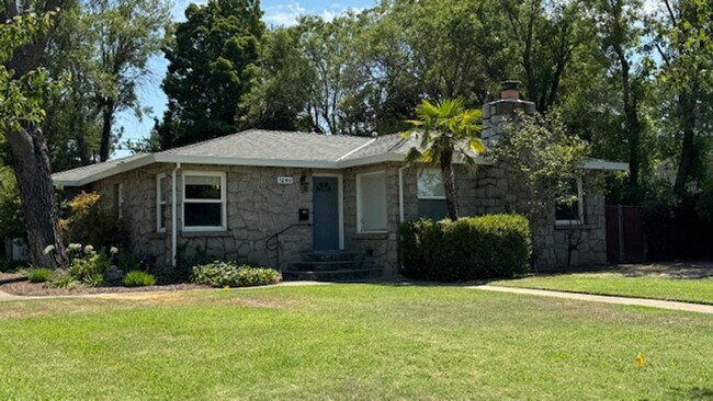 Building Photo - NEWLY RENOVATED 3 BED, 3 BATH ONE STORY HO...
