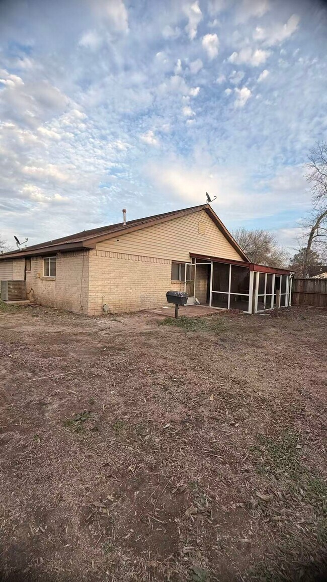 Building Photo - 16354 Villaret Dr