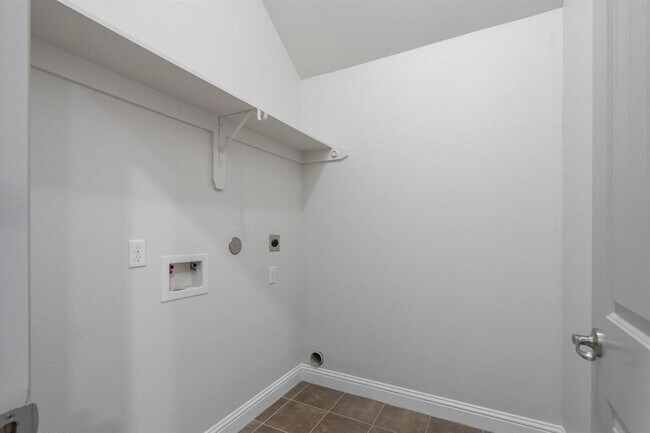 Building Photo - 203 Maple Ln