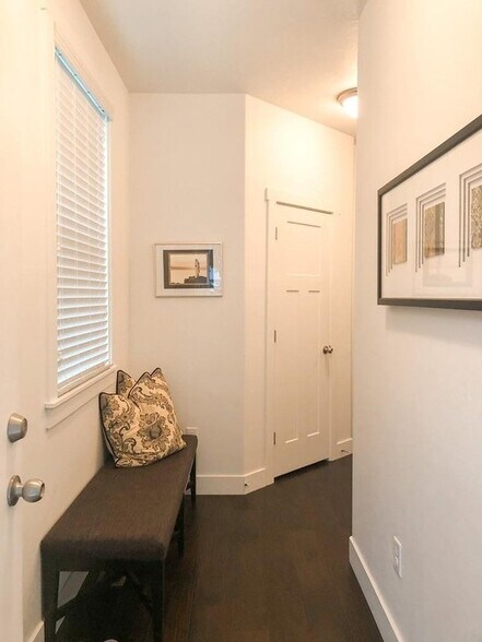 Building Photo - 4162 Cresthaven Ln