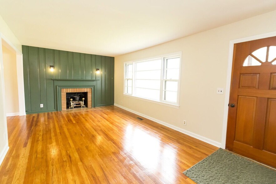 Building Photo - 116 Centro St
