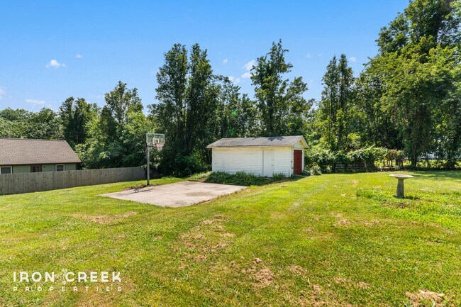 Building Photo - Spacious West Asheville Home with Dual Kit...
