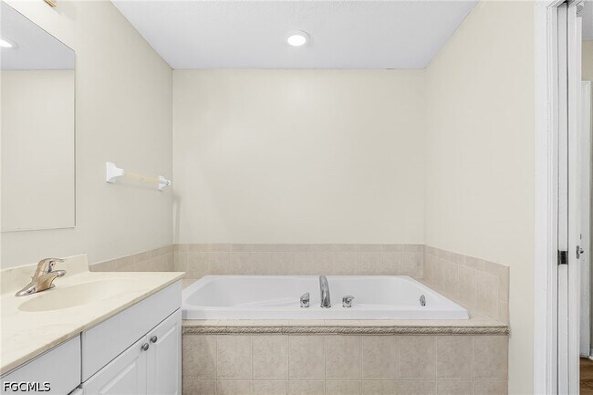 Building Photo - 5215 SW 16th Pl
