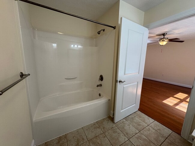 Building Photo - Beautiful Townhome in Spring Oaks!