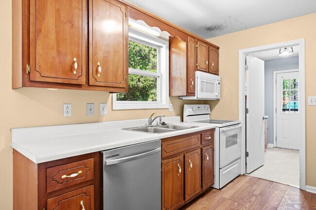 Building Photo - Charming Brick Ranch with Spacious Living Areas & Beautiful Bay Window Views!