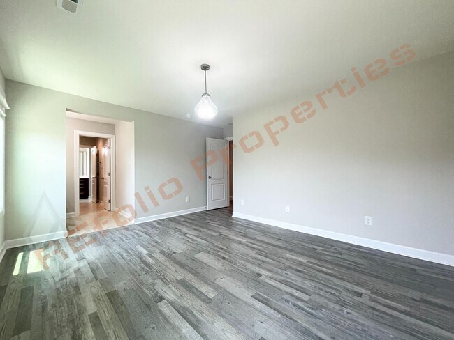 Building Photo - Gorgeous 5 Bedroom Home with First Floor In-law Suite & 3 Car Garage, Golf Course, Pool, Tennis a...