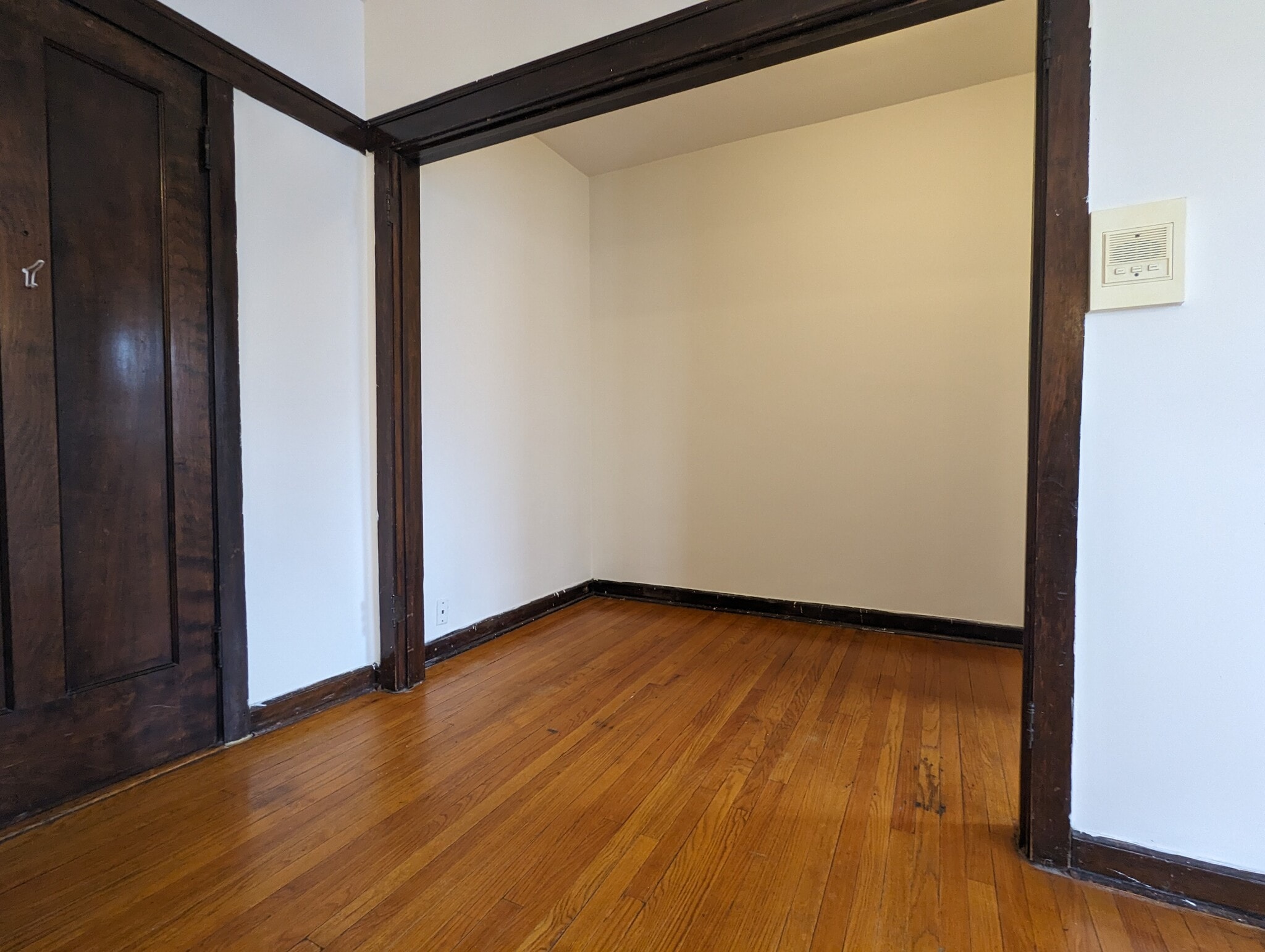 Building Photo - 812 W Waveland Ave