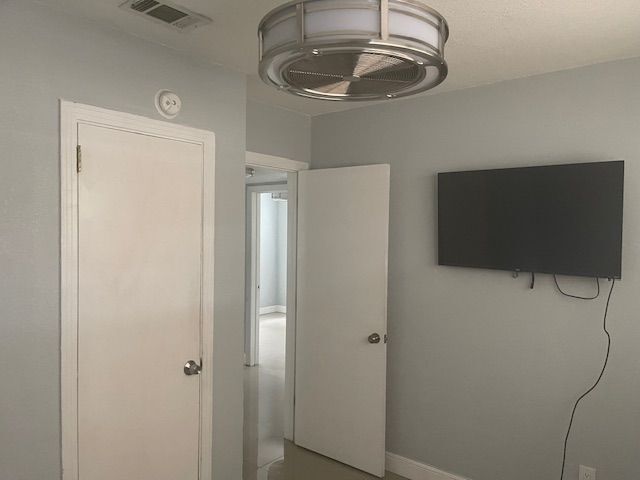 Building Photo - 543 Sandra Ave