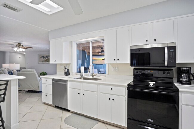 Building Photo - 1360 SW Albatross Way