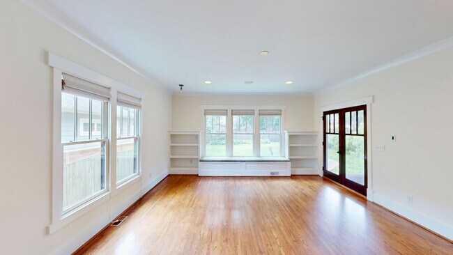 Building Photo - 2320 Chesterfield Ave