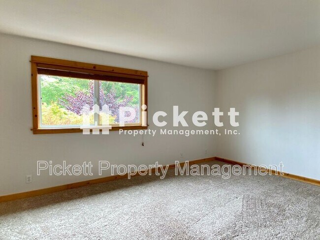 Building Photo - 4673 NW Walgren Dr