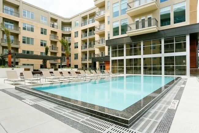 Building Photo - 2111 Westheimer Rd