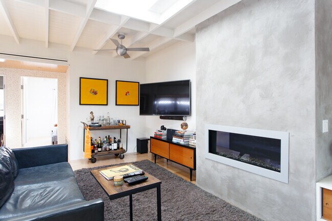 Building Photo - 2036 Walgrove Ave