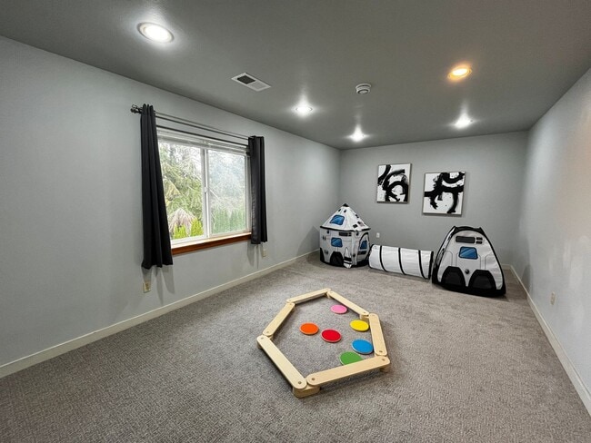 Building Photo - Seabeck Heights Home with Pickle Ball Court!