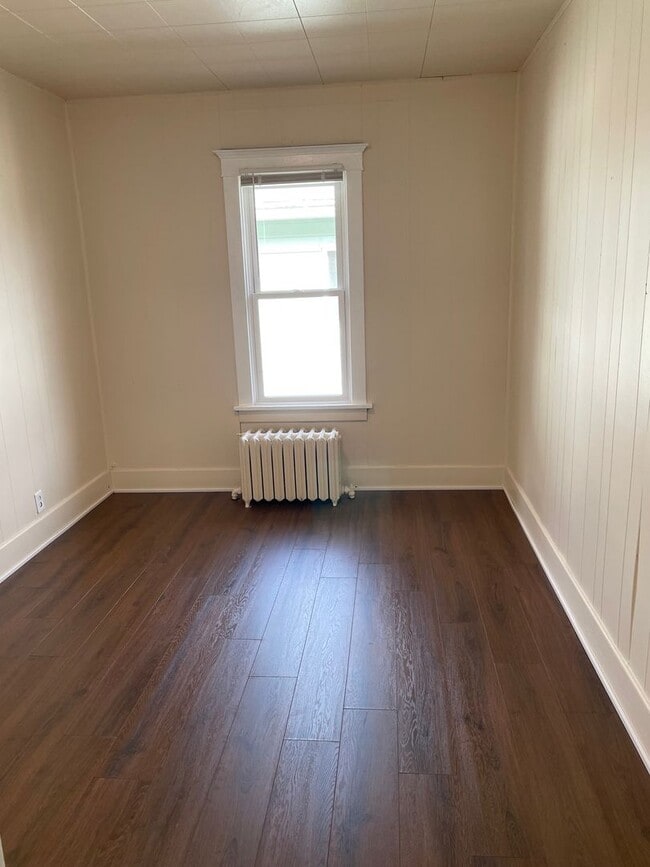 Building Photo - 335 S Park St