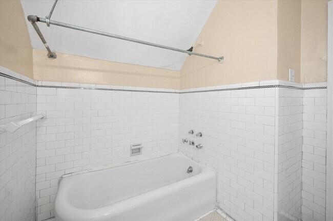 Building Photo - Spacious 4BR/2BA Home with Hardwood Floors Throughout!