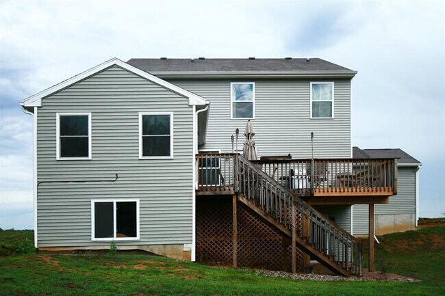 Building Photo - Beautiful 4 bedroom, 3.5 Bath Home