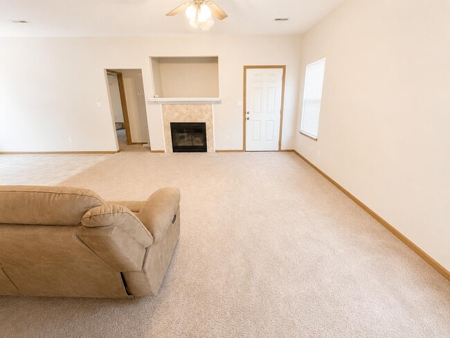 Building Photo - 4006 Meadow View Dr