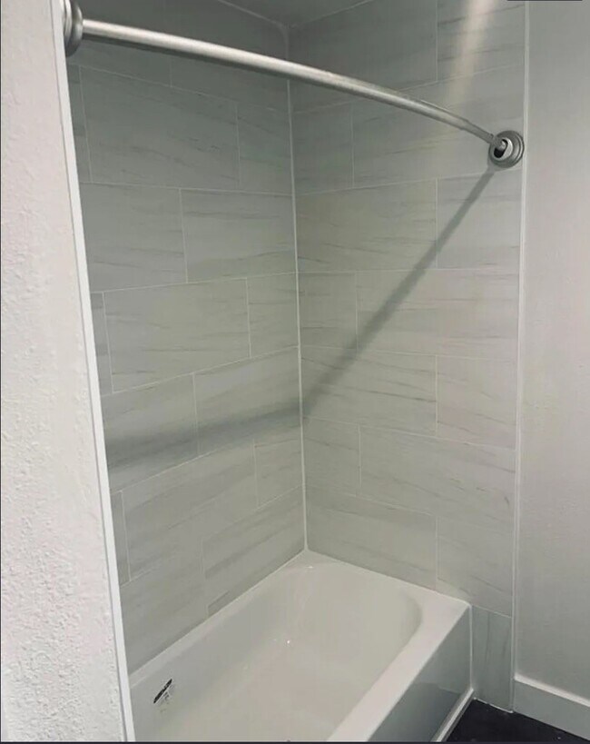 Building Photo - 618 E 40th St