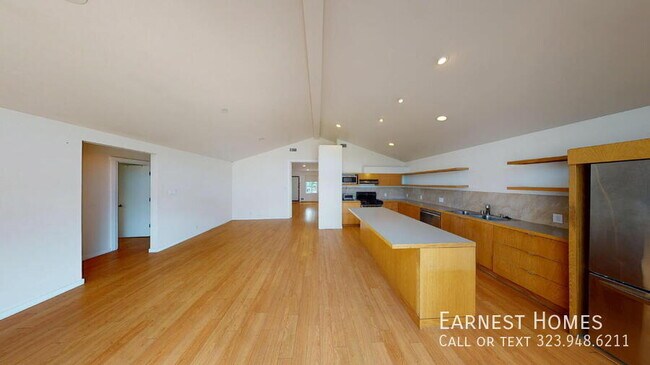 Building Photo - 2577 S Bundy Dr