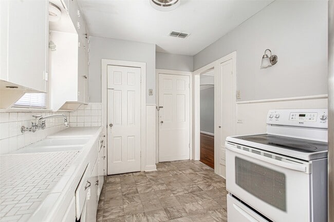 Building Photo - 5442 Longview St
