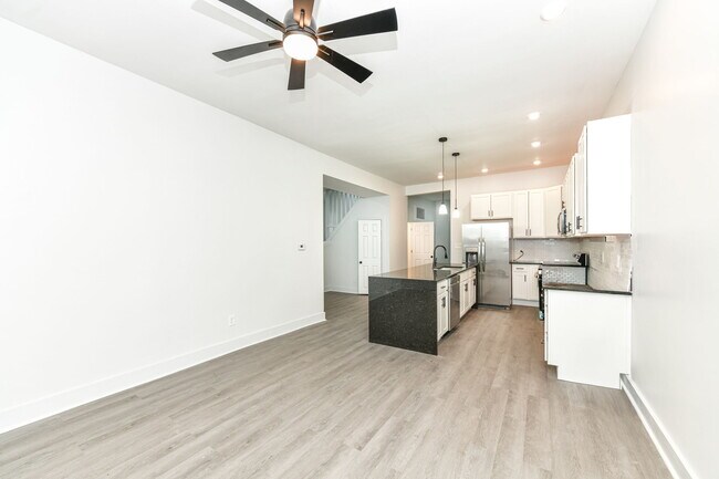 Building Photo - 942 W 27th St