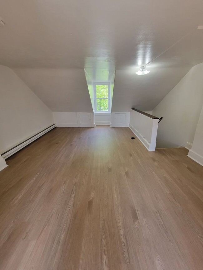 Building Photo - 4 Bedroom Home in Lancaster City
