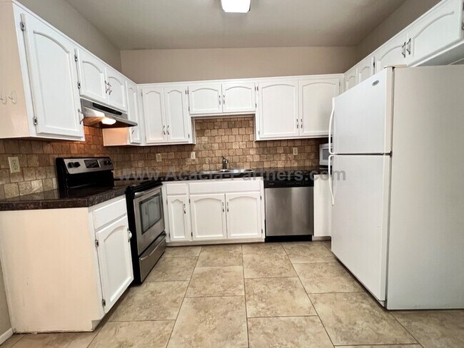 Building Photo - 2 Bdrm/2Bth Townhome