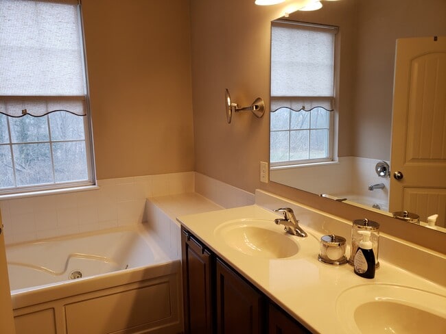 Building Photo - 1059 Bluffway Dr