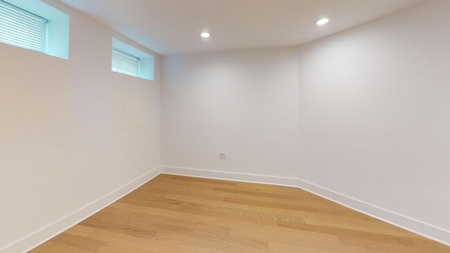 Building Photo - 472 Ridge St NW