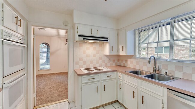 Building Photo - 12702 Ravensway Dr