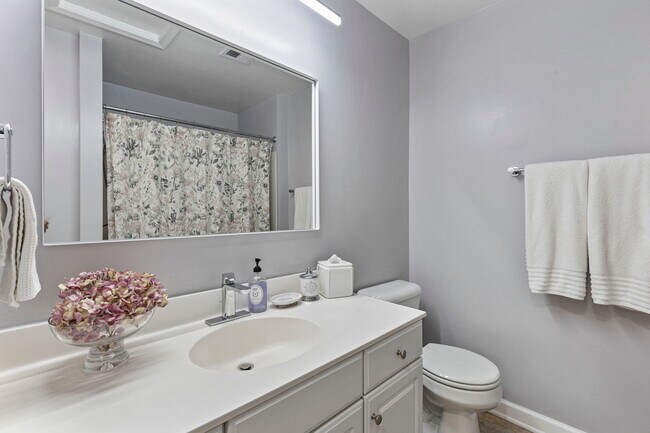 Building Photo - 2025 N Buchanan Ct