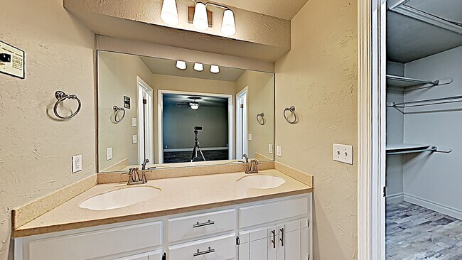 Building Photo - Beautiful 4 Bedroom 2 Bath in Edmond