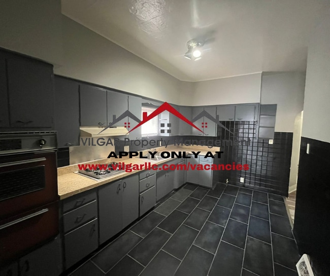 Building Photo - This spacious and stylish home offers comf...