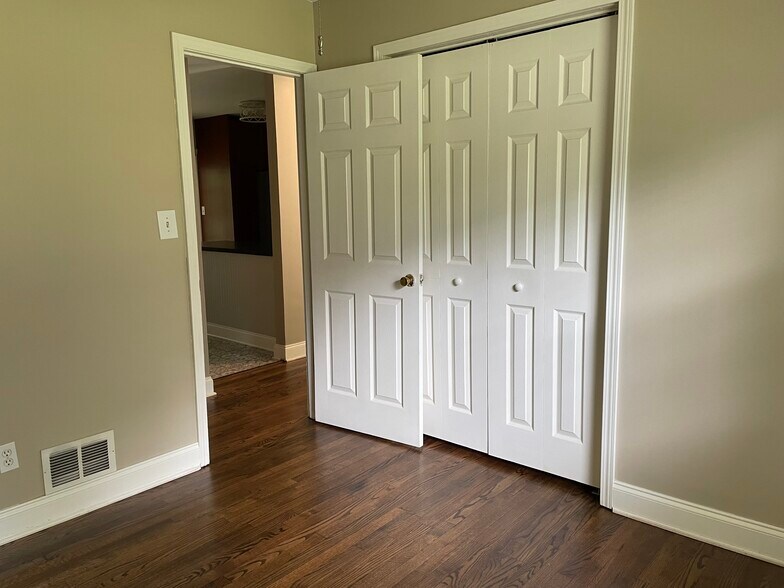 Building Photo - 956 Seville Dr