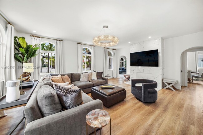 Building Photo - 5237 La Gorce Dr