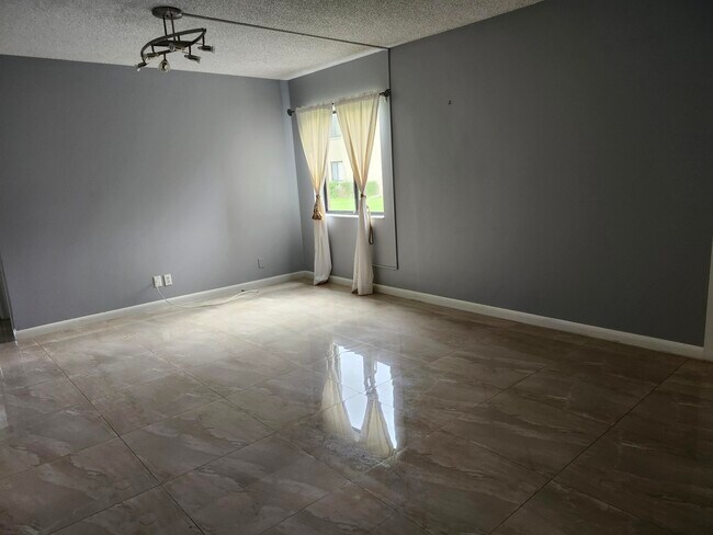 Building Photo - 514 Shady Pine Way