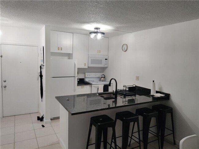 Building Photo - 2771 Riverside Dr
