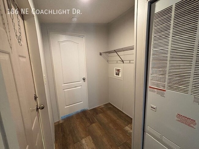 Building Photo - 186 Coachlight Dr