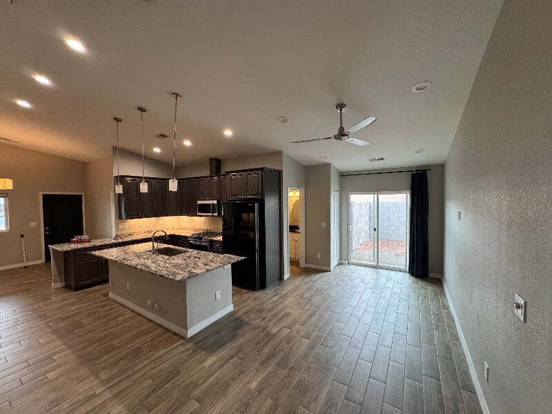 Building Photo - 1558 W 5th St