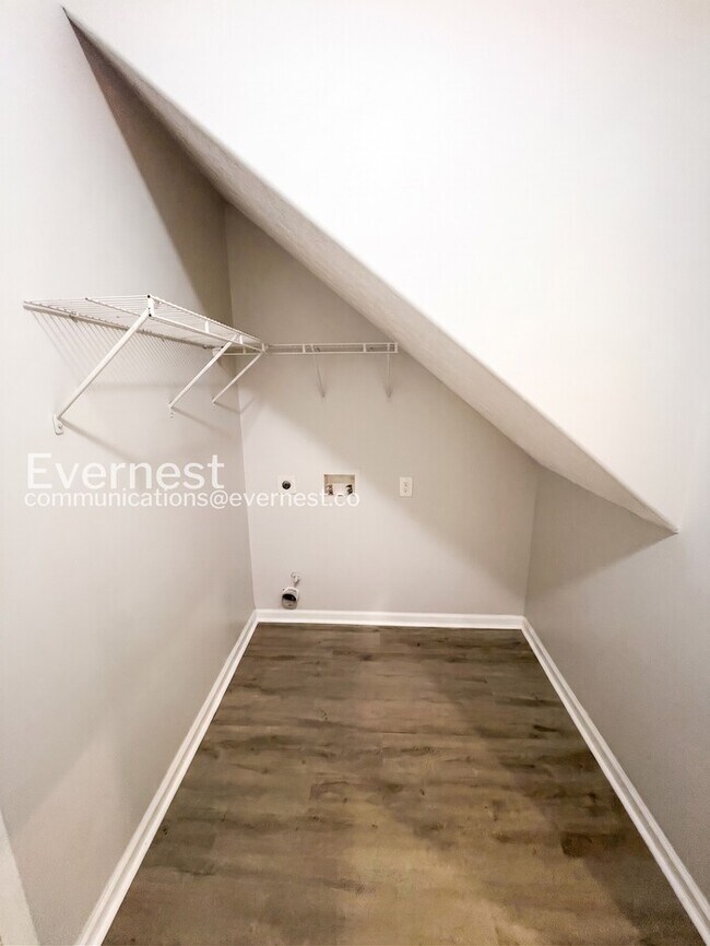 Building Photo - Limited Time Special Offer / 4 Bed, 2 Bath Home with Garage / Pet-Friendly / Available Now!